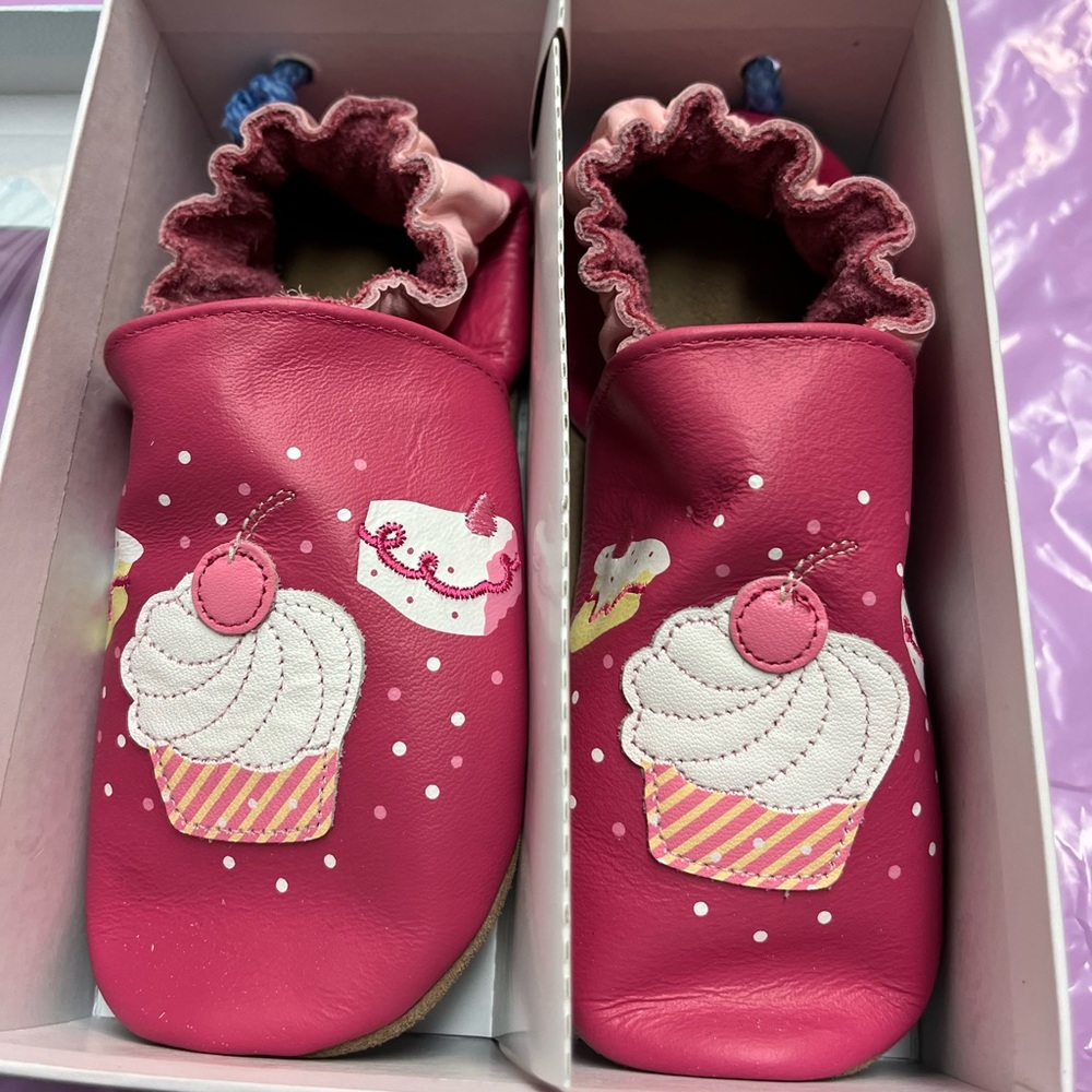New Robeez soft bottom petite cake fuschia